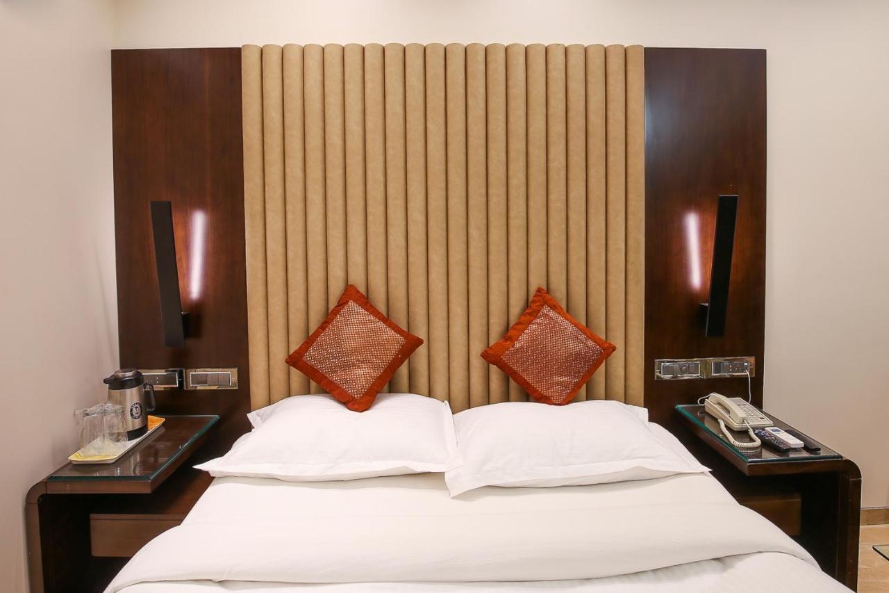 Hotel Royal Palace Jalgaon Ngoại thất bức ảnh