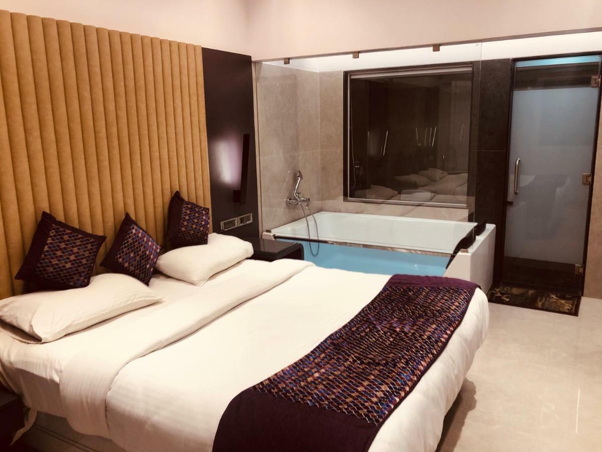 Hotel Royal Palace Jalgaon Ngoại thất bức ảnh